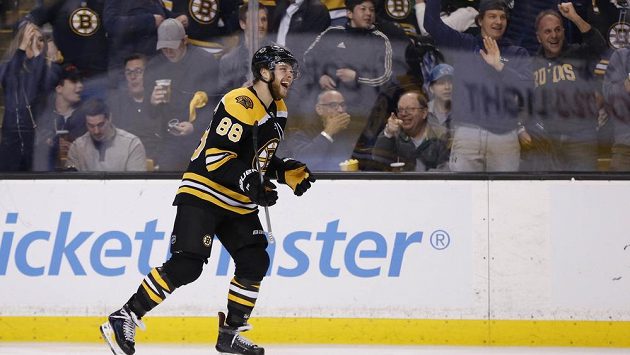 David Pastrňák oslavuje branku Bostonu v osmifinále play off s Torontem. David Pastrňák oslavuje branku Bostonu v osmifinále play off s Torontem.