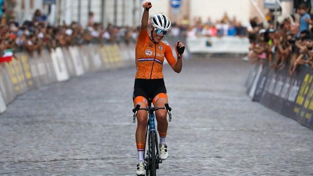 Ellen van Dijková slaví v italském Trentu evropský titul v závodu s hromadným startem. Ellen van Dijková slaví v italském Trentu evropský titul v závodu s hromadným startem.