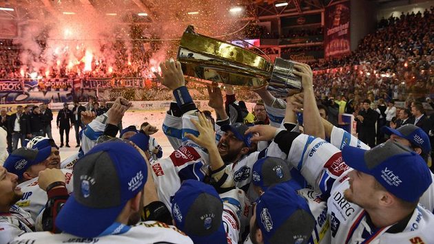 Hráči Komety s pohárem za vítězství v extralize. Hráči Komety s pohárem za vítězství v extralize.