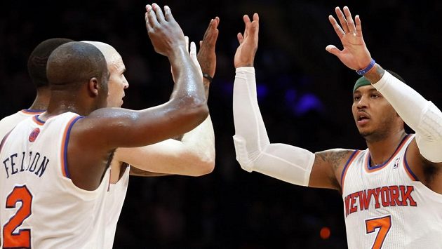 Basketbalisté New Yorku Knicks Carmelo Anthony (vpravo) a Raymond Felton (2) slaví výhru nad Washingtonem Wizards. Basketbalisté New Yorku Knicks Carmelo Anthony (vpravo) a Raymond Felton (2) slaví výhru nad Washingtonem Wizards.