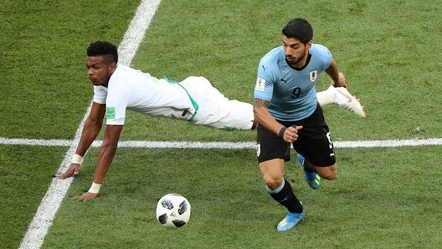 Uruguayec Luis Suárez v souboji uspěl na úkor Alího Buláihího. Uruguayec Luis Suárez v souboji uspěl na úkor Alího Buláihího.