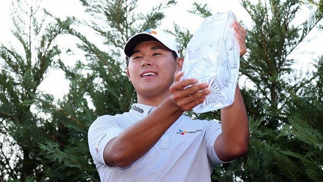 Korejský golfista Kim Si-u s pohárem pro vítěze prestižního turnaje The Players Championship. Korejský golfista Kim Si-u s pohárem pro vítěze prestižního turnaje The Players Championship.