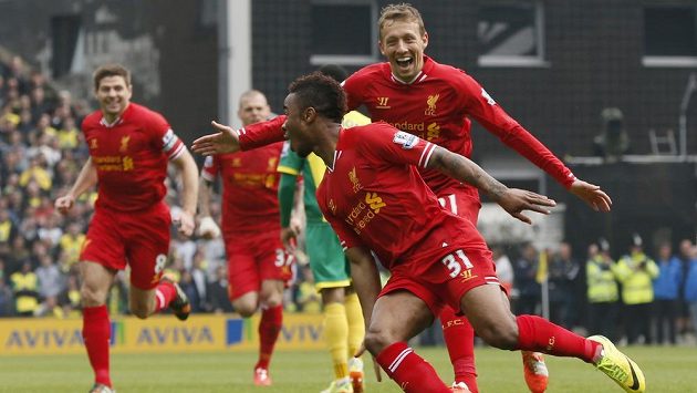 Liverpoolský Raheem Sterling (vpředu) slaví jeden ze svých gólů v Norwichi. Liverpoolský Raheem Sterling (vpředu) slaví jeden ze svých gólů v Norwichi.