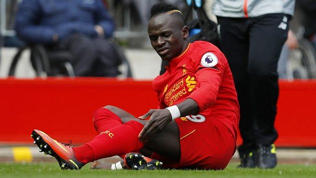 Nejlepší střelec fotbalistů Liverpoolu Sadio Mané možná kvůli zranění kolena zmešká zbytek sezóny. Nejlepší střelec fotbalistů Liverpoolu Sadio Mané možná kvůli zranění kolena zmešká zbytek sezóny.