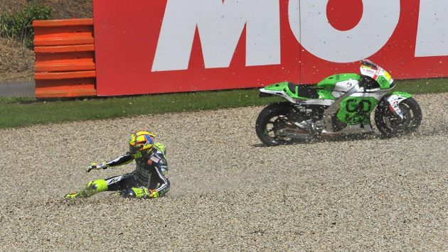 Pád italského jezdce Valentina Rossiho na okruhu v Brně při kvalifikaci kategorie MotoGP. Pád italského jezdce Valentina Rossiho na okruhu v Brně při kvalifikaci kategorie MotoGP.