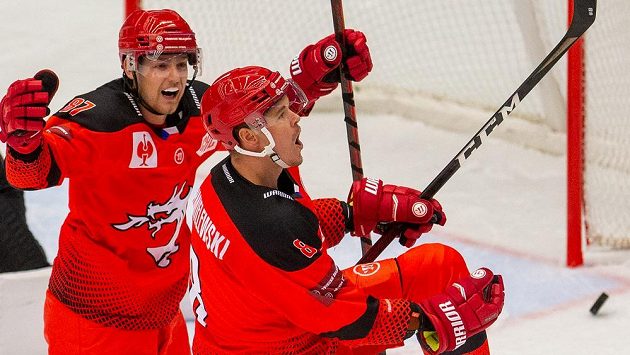 Hokejisté Třince budou útočit na zisk třetího extraligového titulu v řadě. Hokejisté Třince budou útočit na zisk třetího extraligového titulu v řadě.