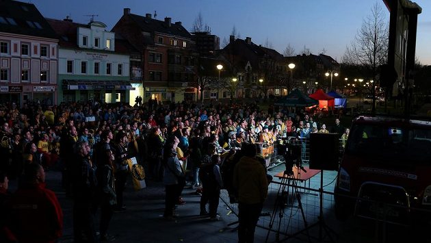 Fanoušci na náměstí Míru v Litvínově sledují na velkoplošné obrazovce finále proti Třinci. Fanoušci na náměstí Míru v Litvínově sledují na velkoplošné obrazovce finále proti Třinci.