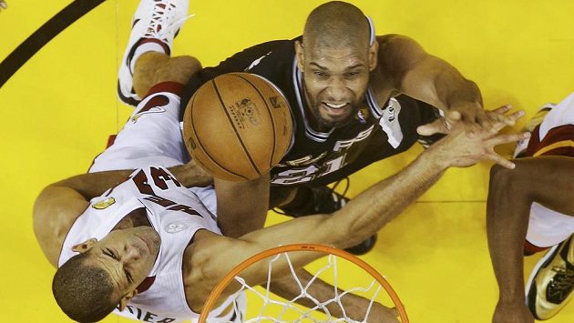 Tim Duncan ze San Antonia (vpravo) bojuje při doskoku o míč se Shanem Battierem z Miami. Tim Duncan ze San Antonia (vpravo) bojuje při doskoku o míč se Shanem Battierem z Miami.