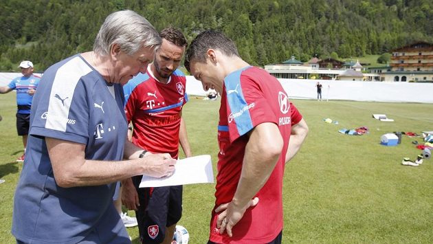 Lékař české fotbalové reprezentace Petr Krejčí vyplňuje formulář zaznamenávající intenzitu tréninku s Davidem Lafatou (vpravo) a obráncem Tomášem Sivokem. Lékař české fotbalové reprezentace Petr Krejčí vyplňuje formulář zaznamenávající intenzitu tréninku s Davidem Lafatou (vpravo) a obráncem Tomášem Sivokem.