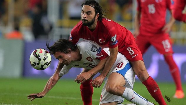 Tomáš Rosický v souboji s tureckým reprezentantem Selcukem Inanem. Tomáš Rosický v souboji s tureckým reprezentantem Selcukem Inanem.