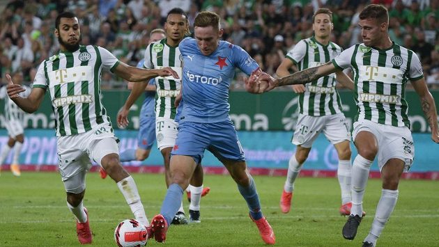 Útočník Slavie Jan Kuchta se snaží prosadit mezi dvěma bránícími hráči Ferencvároše Budapešť ve třetím předkole Ligy mistrů. Útočník Slavie Jan Kuchta se snaží prosadit mezi dvěma bránícími hráči Ferencvároše Budapešť ve třetím předkole Ligy mistrů.