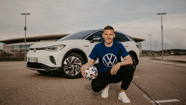 Pavel Kadeřábek před stadionem Hoffenheimu Pavel Kadeřábek před stadionem Hoffenheimu