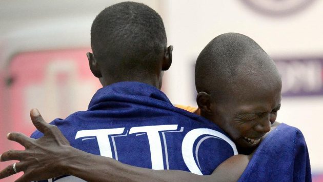 V cílí druhý Keňan Wilson Kipsang (vlevo) se objímá s vítězem půlmaratónu v Olomouci Geoffreyem Ronohem. V cílí druhý Keňan Wilson Kipsang (vlevo) se objímá s vítězem půlmaratónu v Olomouci Geoffreyem Ronohem.