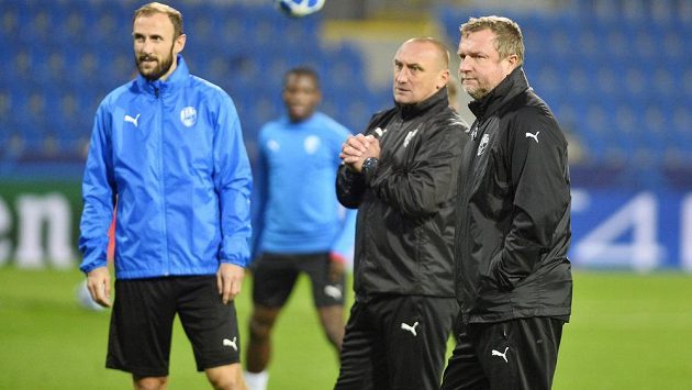 Zleva Roman Hubník, asistent trenéra Zdeněk Bečka a trenér Pavel Vrba. Zleva Roman Hubník, asistent trenéra Zdeněk Bečka a trenér Pavel Vrba.