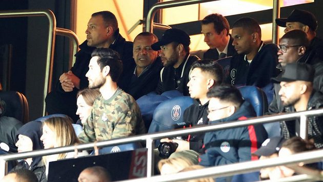 Neymar (nahoře uprostřed) utkání mezi Paris Saint Germain a Manchesterem United sledoval kvůli zranění pouze z tribuny. Neymar (nahoře uprostřed) utkání mezi Paris Saint Germain a Manchesterem United sledoval kvůli zranění pouze z tribuny.