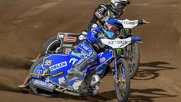 Bartosz Zmarzlik z Polska (vpředu) si na archivním snímku jede pro vítězství v Praze na Markétě, Brit Tai Woffinden útočil marně. Bartosz Zmarzlik z Polska (vpředu) si na archivním snímku jede pro vítězství v Praze na Markétě, Brit Tai Woffinden útočil marně.