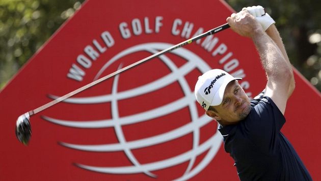 Justin Rose v akci při turnaji World Golf Championship v Šanghaji, který nakonec vyhrál. Justin Rose v akci při turnaji World Golf Championship v Šanghaji, který nakonec vyhrál.