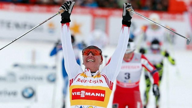 Polka Justyna Kowalczyková se raduje z vítězství ve sprintu SP v Davosu. Polka Justyna Kowalczyková se raduje z vítězství ve sprintu SP v Davosu.