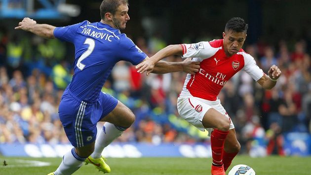 Útočník Arsenalu Alexis Sánchez (vpravo) v souboji s obráncem Chelsea Branislavem Ivanovičem v ligovém utkání londýnských rivalů. Útočník Arsenalu Alexis Sánchez (vpravo) v souboji s obráncem Chelsea Branislavem Ivanovičem v ligovém utkání londýnských rivalů.