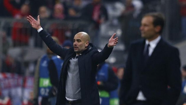 Trenér Bayernu Pep Guardiola (vlevo) se nakonec mohl radovat z postupu. Vpravo trenér Juventusu Massimiliano Allegri. Trenér Bayernu Pep Guardiola (vlevo) se nakonec mohl radovat z postupu. Vpravo trenér Juventusu Massimiliano Allegri.