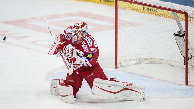 Třinecký brankář Šimon Hrubec v akci. Třinecký brankář Šimon Hrubec v akci.