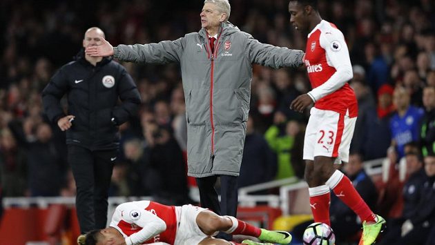 Trenér Arsenalu Arséne Wenger a jeho udivené gesto poté, co se k zemi skácel Alexis Sánchez po zásahu míčem v duelu s Leicesterem. Trenér Arsenalu Arséne Wenger a jeho udivené gesto poté, co se k zemi skácel Alexis Sánchez po zásahu míčem v duelu s Leicesterem.