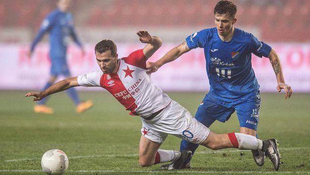 Arťom Mešaninov v dresu Baníku v souboji se slávistickým záložníkem Josefem Hušbauerem. Arťom Mešaninov v dresu Baníku v souboji se slávistickým záložníkem Josefem Hušbauerem.