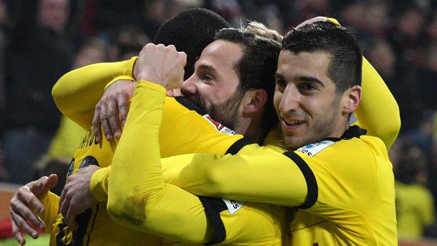 Fotbalisté Dortmundu se radují z gólu proti Augsburgu. Fotbalisté Dortmundu se radují z gólu proti Augsburgu.