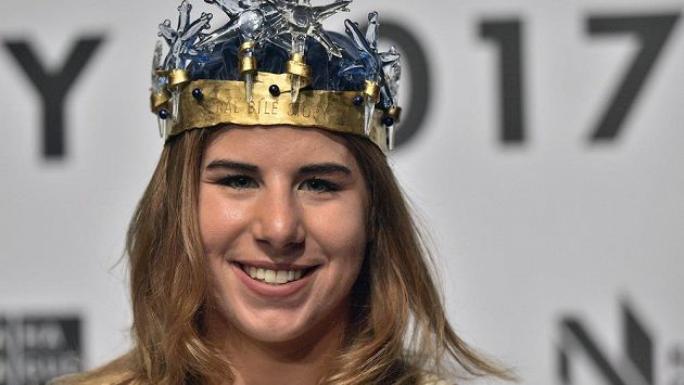 Ester Ledecká s korunkou pro vítězku ankety. Ester Ledecká s korunkou pro vítězku ankety.