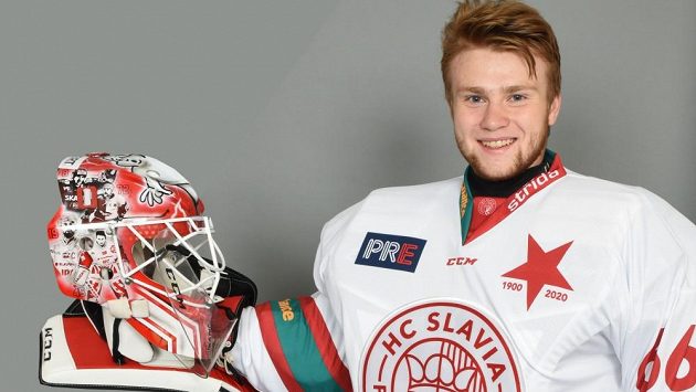 Slávistický brankář Roman Málek se svoji maskou. Slávistický brankář Roman Málek se svoji maskou.