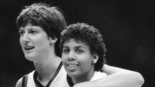 Anne Donovanová (vlevo) a Cheryl Millerová na OH 1984 v Los Angeles v americkém reprezentačním dresu. Anne Donovanová (vlevo) a Cheryl Millerová na OH 1984 v Los Angeles v americkém reprezentačním dresu.