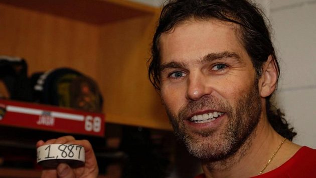 Jaromír Jágr a puk, který se zapsal do historie. Český útočník se dostal na druhé místo v historii kanadského bodování NHL. Jaromír Jágr a puk, který se zapsal do historie. Český útočník se dostal na druhé místo v historii kanadského bodování NHL.