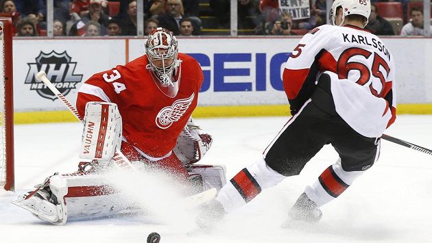 Gólman Detroitu Petr Mrázek sleduje puk. Před ním obránce Ottawy Erik Karlsson. Gólman Detroitu Petr Mrázek sleduje puk. Před ním obránce Ottawy Erik Karlsson.