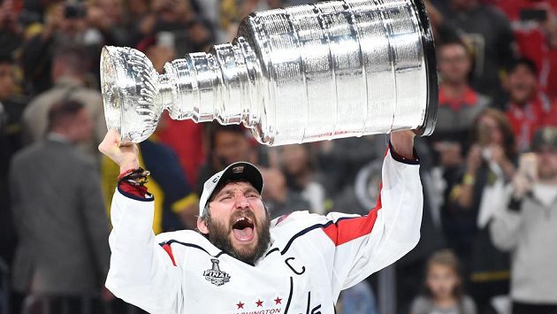 Washingtonský Alexandr Ovečkin se Stanley Cupem. Washingtonský Alexandr Ovečkin se Stanley Cupem.