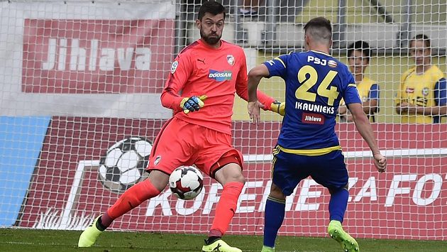 Brankář Plzně Matúš Kozáčik (vlevo) a Davis Ikaunieks z Jihlavy (vpravo) v duelu čtvrtého kola HET ligy. Brankář Plzně Matúš Kozáčik (vlevo) a Davis Ikaunieks z Jihlavy (vpravo) v duelu čtvrtého kola HET ligy.