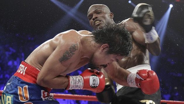 Hvězdný boxer Manny Pacquiao (vlevo) se kryje před údery novopečeného šampióna Američana Timothy Bradleyho Hvězdný boxer Manny Pacquiao (vlevo) se kryje před údery novopečeného šampióna Američana Timothy Bradleyho