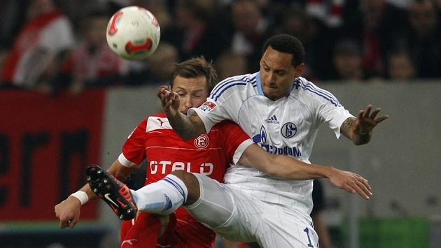 Jermaine Jones (vpravo) ze Schalke v souboji s Adam Bodzekem z Fortuny Düsseldorf Jermaine Jones (vpravo) ze Schalke v souboji s Adam Bodzekem z Fortuny Düsseldorf