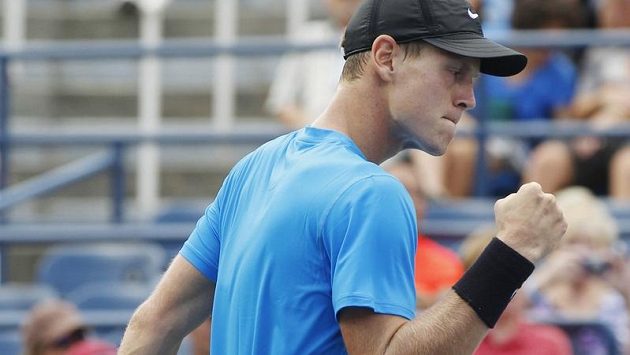 Vítězné gesto Tomáše Berdycha při utkání 1. kola US Open s Belgičanem Goffinem. Vítězné gesto Tomáše Berdycha při utkání 1. kola US Open s Belgičanem Goffinem.
