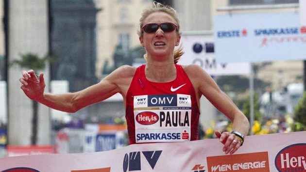 Paula Radcliffeová probíhá vítězně cílem Vídeňského maratónu Paula Radcliffeová probíhá vítězně cílem Vídeňského maratónu