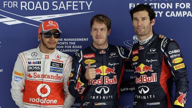 Vettel (uprostřed) a jeho decentní oslava po úspěšné kvalifikaci. Vettel (uprostřed) a jeho decentní oslava po úspěšné kvalifikaci.