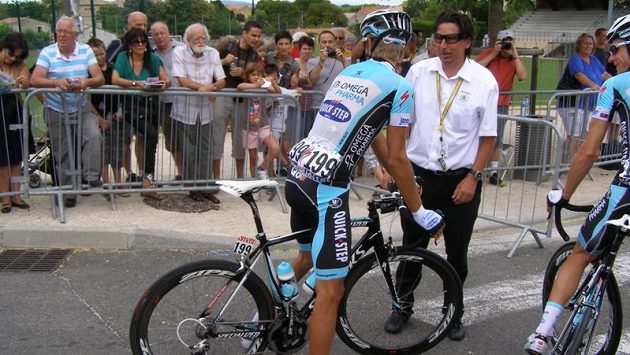 Tim Harris, bývalý cyklistický závodník, před startem jedné z etap Tour de France v rozhovoru s Peterem Velitsem. Tim Harris, bývalý cyklistický závodník, před startem jedné z etap Tour de France v rozhovoru s Peterem Velitsem.