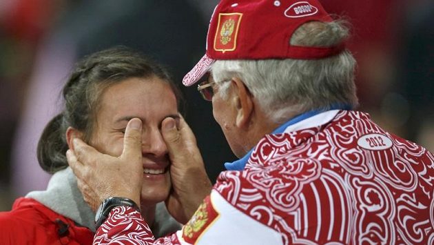 Horká favoritky tyčkařské soutěže Jelena Isinbajevová na třetí zlato v řadě nedosáhla, slzy jí pomáhal otřít její kouč Jevgenij Trofimov Horká favoritky tyčkařské soutěže Jelena Isinbajevová na třetí zlato v řadě nedosáhla, slzy jí pomáhal otřít její kouč Jevgenij Trofimov