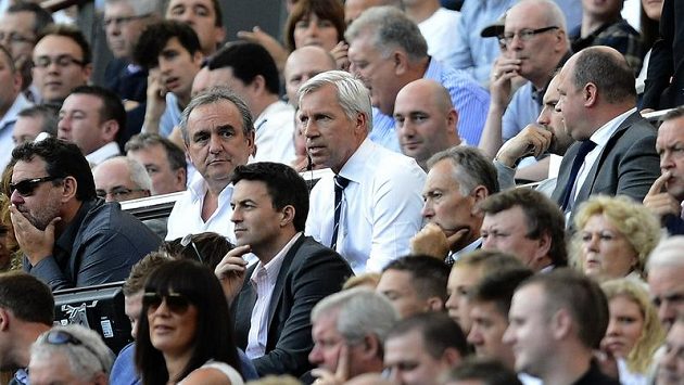 Kouč Newcastlu Alan Pardew (uprostřed) sleduje z tribuny utkání s Tottenhamem. Kouč Newcastlu Alan Pardew (uprostřed) sleduje z tribuny utkání s Tottenhamem.