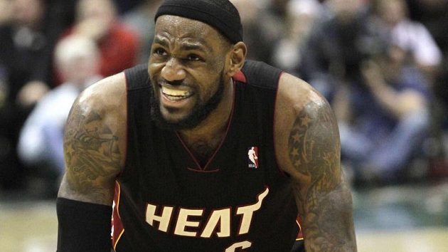 LeBron James výrazně pomohl basketbalistům Miami k vítězství. LeBron James výrazně pomohl basketbalistům Miami k vítězství.