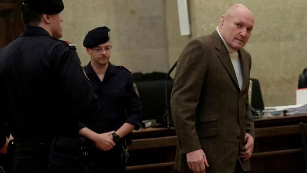 Dvojnásobný olympijský vítěz v judu Peter Seisenbacher u soudu ve Vídni. Dvojnásobný olympijský vítěz v judu Peter Seisenbacher u soudu ve Vídni.