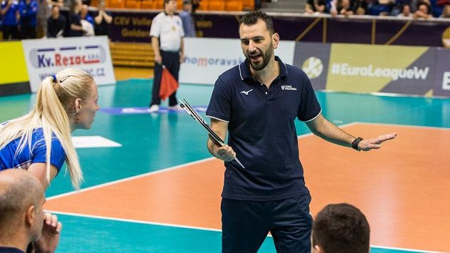Trenér ženské volejbalové reprezentace Giannis Athanasoupoulos. Trenér ženské volejbalové reprezentace Giannis Athanasoupoulos.