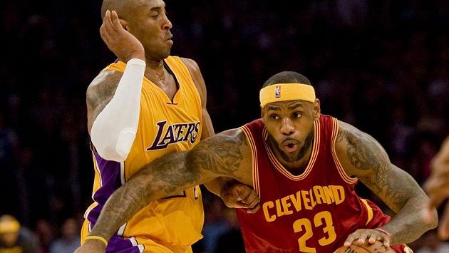 Kobe Bryant (vlevo) brání další hvězdu LeBrona Jamese z Clevelandu. Kobe Bryant (vlevo) brání další hvězdu LeBrona Jamese z Clevelandu.