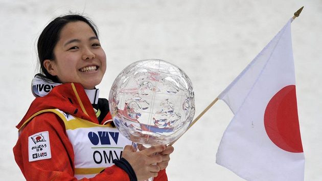 Japonská skokanka na lyžích Sara Takanašiová s křišťálovým glóbem pro vítězku Světového poháru. Japonská skokanka na lyžích Sara Takanašiová s křišťálovým glóbem pro vítězku Světového poháru.