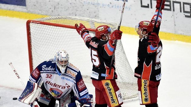 Filip Pavlík (uprostřed) a Jiří Šimánek z Hradce se radují z branky. Filip Pavlík (uprostřed) a Jiří Šimánek z Hradce se radují z branky.