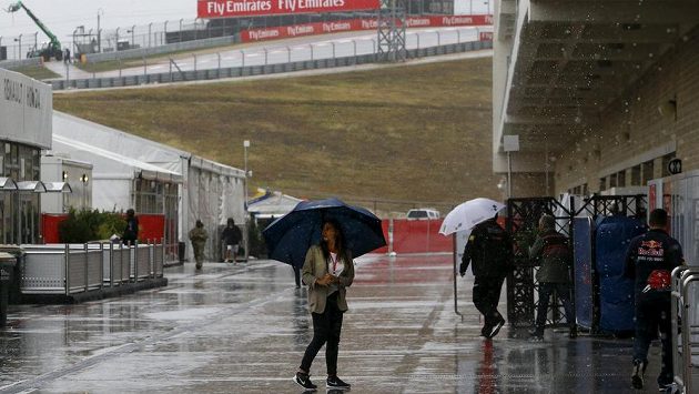 Kvalifikace na Velkou cenu USA formule 1 se v sobotu kvůli vytrvalému silnému dešti neuskutečnila. Kvalifikace na Velkou cenu USA formule 1 se v sobotu kvůli vytrvalému silnému dešti neuskutečnila.